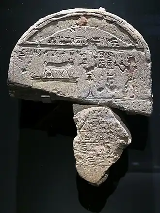 Stèle funéraire d'un taureau Boukhis décédé en l'an 4 du règne d'Alexandre le Grand (British Museum, EA1697 et EA1719)