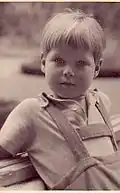 Photographie en noir et blanc d'un petit garçon, âgé d'environ quatre ans.