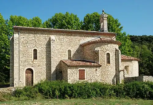 La façade et la chapelle latérale sud.