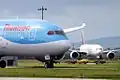 Un Thomson Airways 787 et un Emirates 777.