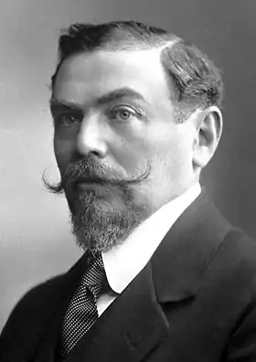 Portrait d'un homme portant une moustache en guidon.