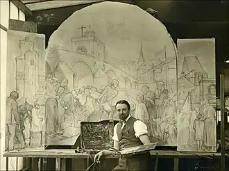 Alfred Martin devant son triptyque La Vierge du pont des Arches, 1925-1926 (tirage photographique noir et blanc ; 16,4&nbsp;×&nbsp;22&nbsp;cm), Liège, musée de la Vie wallonne.