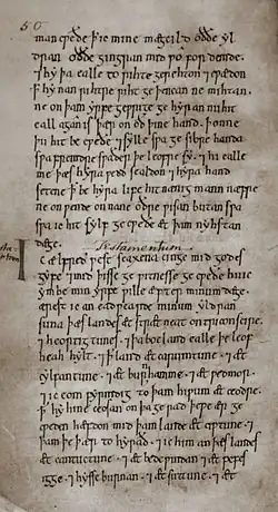 Une feuille de parchemin couverte d'une écriture claire et lisible, avec de grandes marges