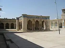 Bâtiment au milieu de la cour.