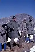 Alice Kandell se cachant derrière un soldat du Sikkim pour photographier un soldat chinois au Nathu La