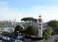 Alignement des phares du Vieux-Port de La Rochelle. Au premier plan, le phare du Gabut et, au second plan, le phare du quai Valin.