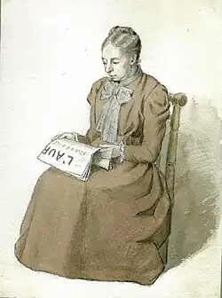 Portrait dessiné d'Alix Payen, assise sur une chaise, lisant un journal. Elle est dessinée de trois-quarts, les cheveux attachés et dans une robe marron.