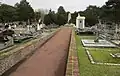 Allée principale du cimetière.