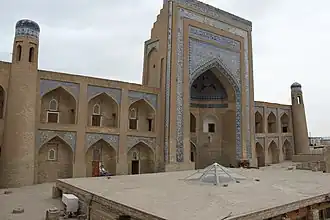 Vue générale de l'extérieur de la médersa Alla Kouli Khan.