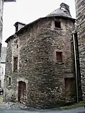 …dans le bourg.