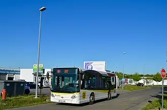 Autobus dans la ZA de l'Hippodrome, à proximité de[pas&nbsp;clair] la RN 124.