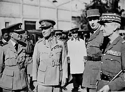 Photographie noir et blanc de quatre hommes en uniforme.