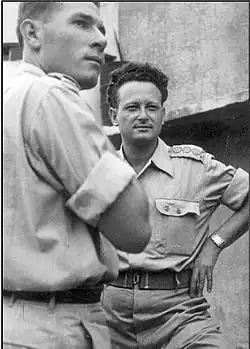 Plan à mi-corps de deux officiers, Kelman de trois quarts dos. Noir et blanc.