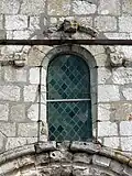 Fenêtre au-dessus du portail roman.