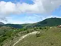 L'Alpe d'Huez depuis l'est avec sur la gauche le télésiège Alpauris sortant de la tranchée couverte au bout de la piste de l'altiport Henri-Giraud.