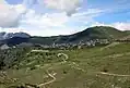 L'Alpe d'Huez depuis l'est avec sur la gauche le télésiège Alpauris sortant de la tranchée couverte au bout de la piste de l'altiport Henri-Giraud.