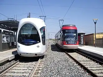Rames de la ligne 3 du tramway de Lyon et de Rhônexpress à la station Meyzieu Z.I..