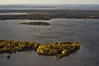 L'île Likskäret avec Sandön en arrière-plan.