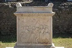 Autel du temple du génie Auguste, dit "de Vespasien". Pompéi. Marbre.10 AEC/10 EC.