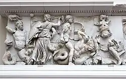 Hécate et Artémis dans une scène de Gigantomachie. Frise basse, Est. Marbre d'Asie Mineure. H. 2,28&nbsp;m.