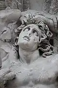 Alcyon, bouche ouverte, sourcils froncés, front ridé.