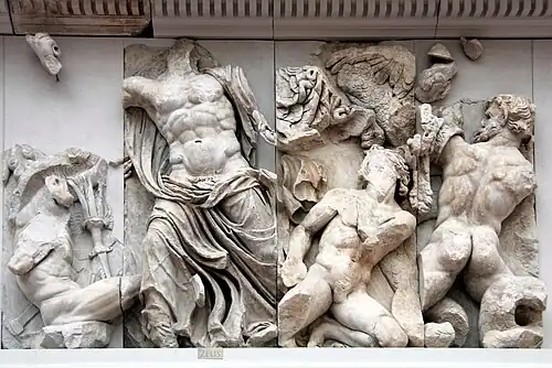 Dieu torse nu renversant trois adversaires