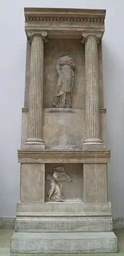 Autel d'Athéna Polias de Priène, IIe&nbsp;siècle&nbsp;av. J.-C., reconstitué au Pergamon Museum.
