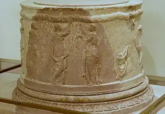 Autel du sanctuaire d'Athéna Pronaos de Delphes, IIe&nbsp;siècle&nbsp;av. J.-C. Musée archéologique de Delphes.