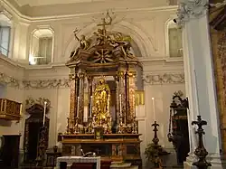 Le grand autel de la chapelle royale.