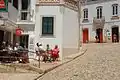 Café, rues pavées et maisons typiques