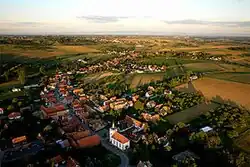 photo d'un village depuis le ciel vers le soir