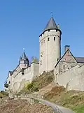 La tour vue depuis le parc du château
