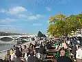 Banquet et Village des Alternatives le long du Rhône.