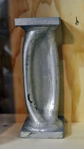 Un tube en aluminium (5 mm d'épaisseur) ayant subi une pression de 700 bar.