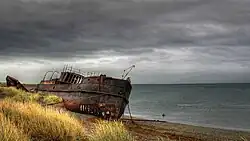 L'épave du bateau à vapeur Amedeo, échoué dans la baie.