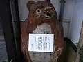 Une vieille statue de tanuki en céramique de Shigaraki dans le style sake-kai.