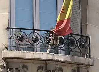 Drapeau et blason.