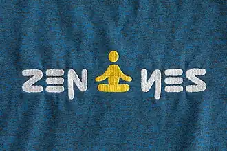 Ambigramme Zen / yes et pictogramme réversible, brodés sur un t-shirt.