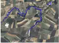 Amblie et ses cours d'eau (vue satellite) : sur la gauche en bas, le point blanc est la carrière d'Amblie Orival ; la Seulles à gauche et la Thue un peu plus à droite.
