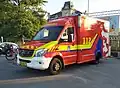 Une ambulance sur châssis Mercedes-Benz aux couleurs du CGDIS.