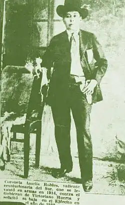 Photographie en noir et blanc d'un cowboy debout