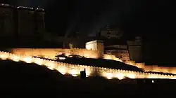 Fort Amber illuminé la nuit.
