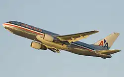 Photographie couleur d'un avion à réaction en phase de décollage, vu de profil.