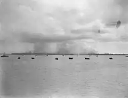 Photo noir et blanc montrant des navires au large de l'ile de Labuan.