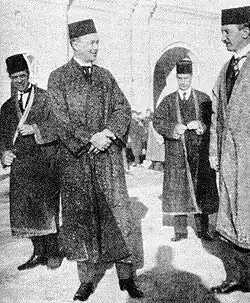 Américains portant jobbeh va kolah (vêtements persans traditionnels) à l'ouverture de la Majles, le 29 janvier 1924. Mr. McCaskey, Dr. Arthur Millspaugh&nbsp;(en) et le colonel MacCormack sont présents sur la photo.