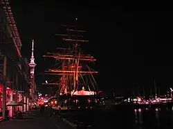 L' Amerigo Vespucci à Auckland, Nouvelle-Zélande novembre 2002. La nuit. Sur le fond la Sky Tower.