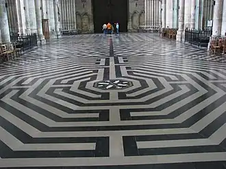 Le labyrinthe de la cathédrale. Plus loin, à l'arrière-plan, on distingue la variété importante des dessins du pavement de l'édifice.
