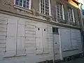 Contrevent comportant un petit jour de ventilation (motif décoratif en forme de carreau).