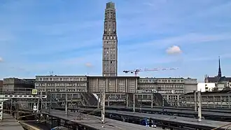 Bâtiment voyageurs, tour Perret et cathédrale Notre-Dame, vus depuis la passerelle de la rue Riolan.