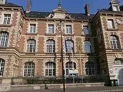 Lycée Madeleine-Michelis : façade sur rue des Otages.